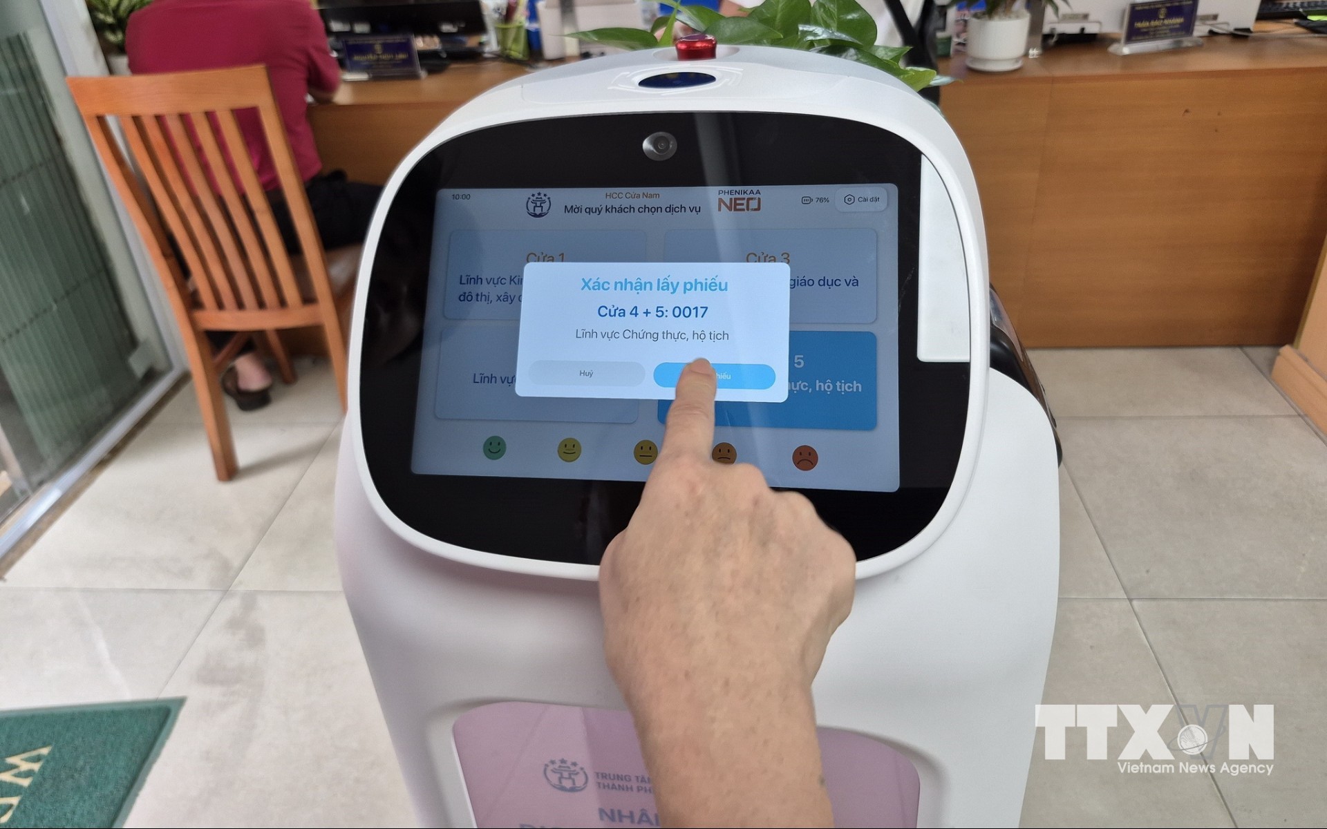 Giao diện trực quan của robot AI giúp người dân thực hiện các thao tác dễ dàng. (Ảnh: Nguyễn Thắng/TTXVN)